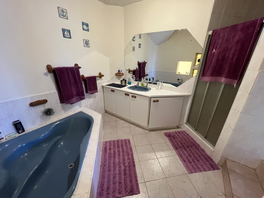 5 Bedroom Property for Sale in Wavecrest Eastern Cape